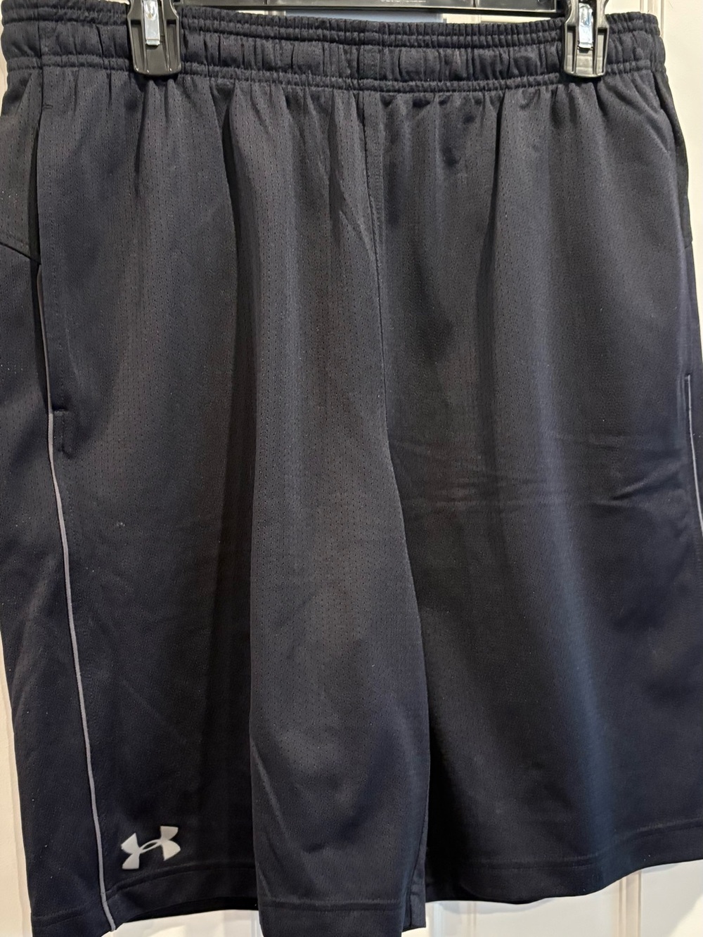 Men’s Under Armour Black Athletic Shorts. Size L
